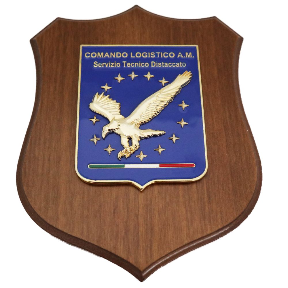 CREST IN METALLO SMALTATO BASE LEGNO CL3 22,50 X 17,50 CM COM LOGO COM