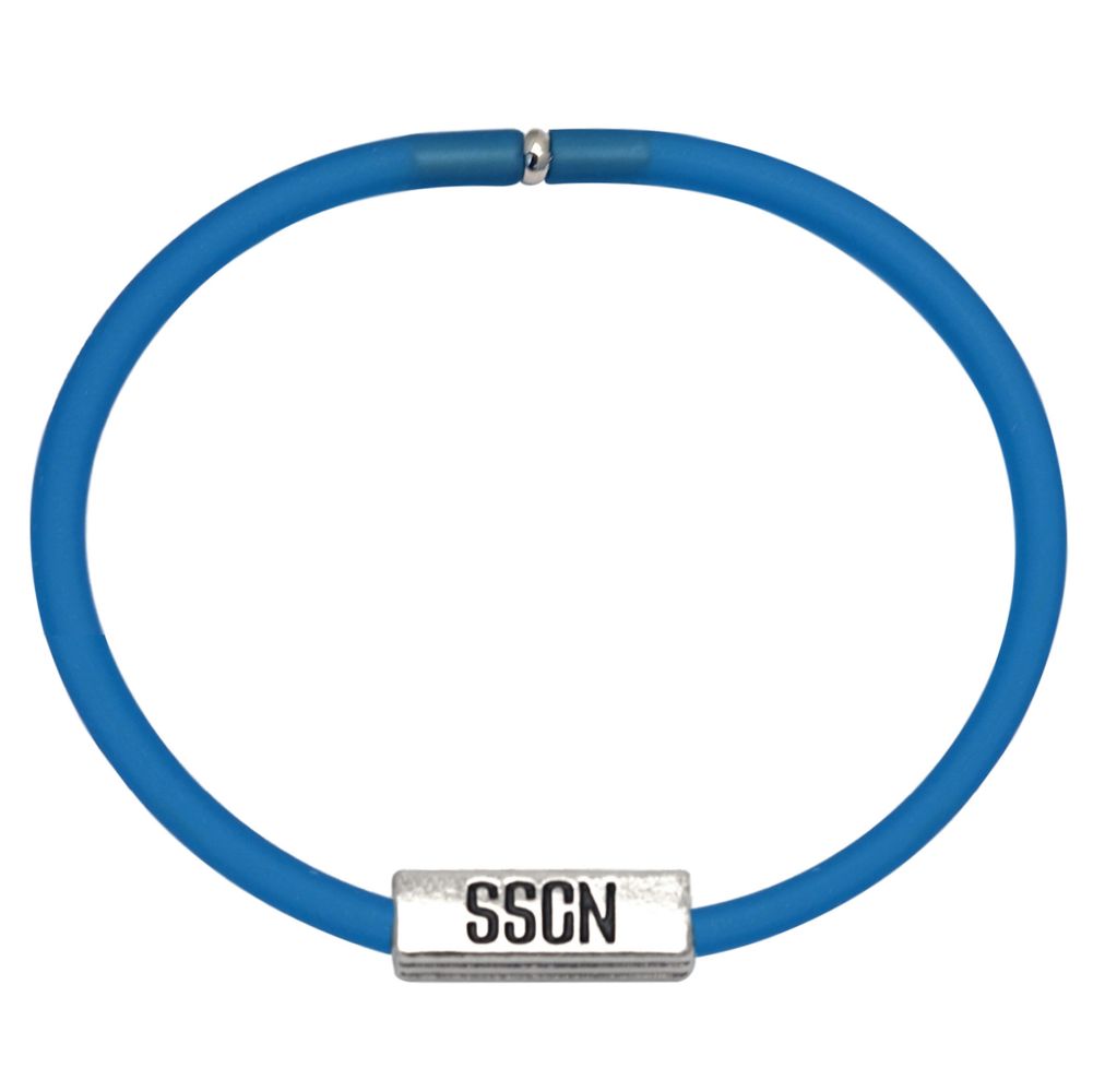 BRACCIALETTO IN SILICONE CELESTE CON PIASTRINA SMALTATA IN METALLO CON S